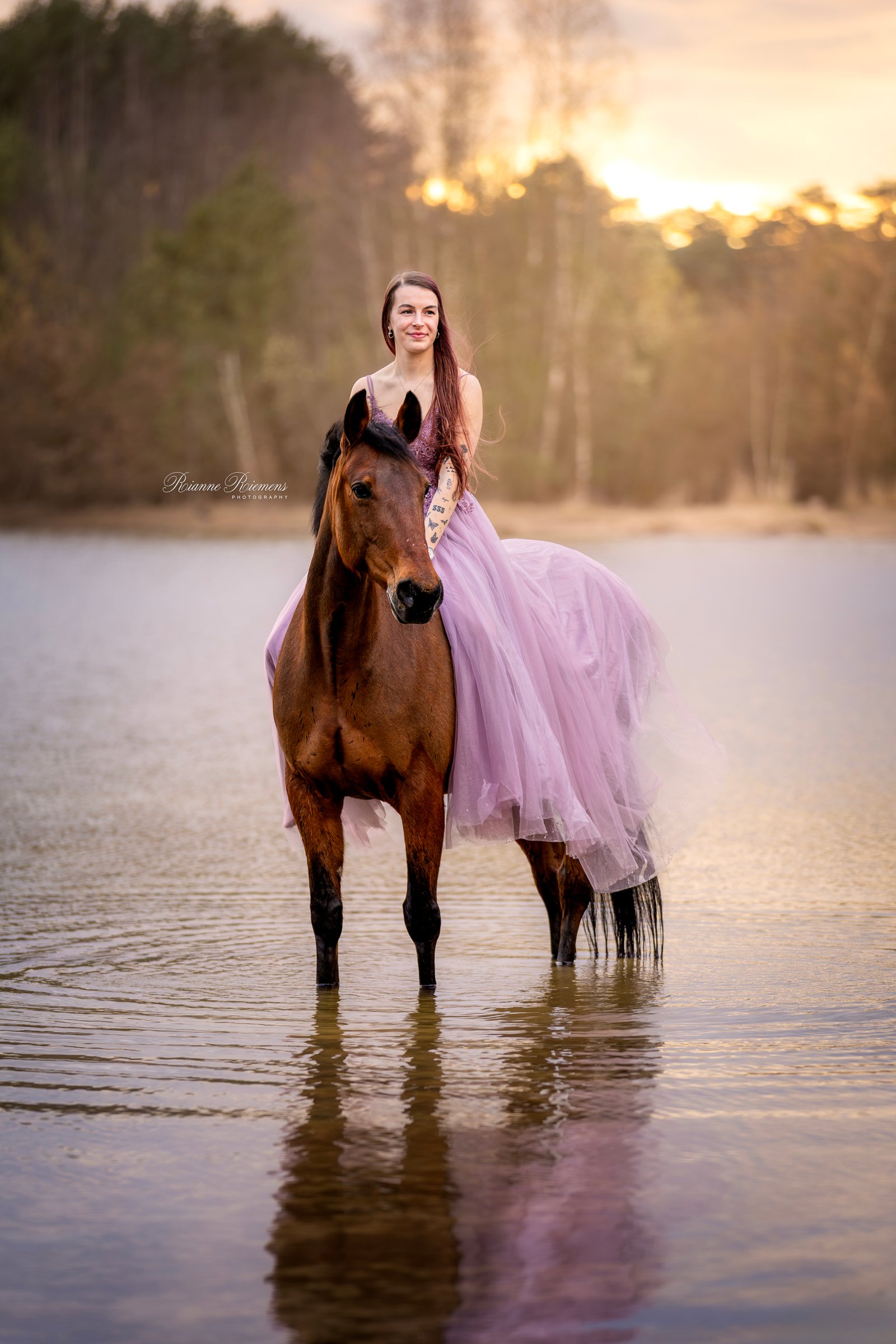 Lange lila paarse jurk met tule rok uit client closet voor gebruik bij een sprookjesachtige paarden fotoshoot. Foto in water bij Herperduinen – Rianne Riemens Photography | Paardenfotograaf